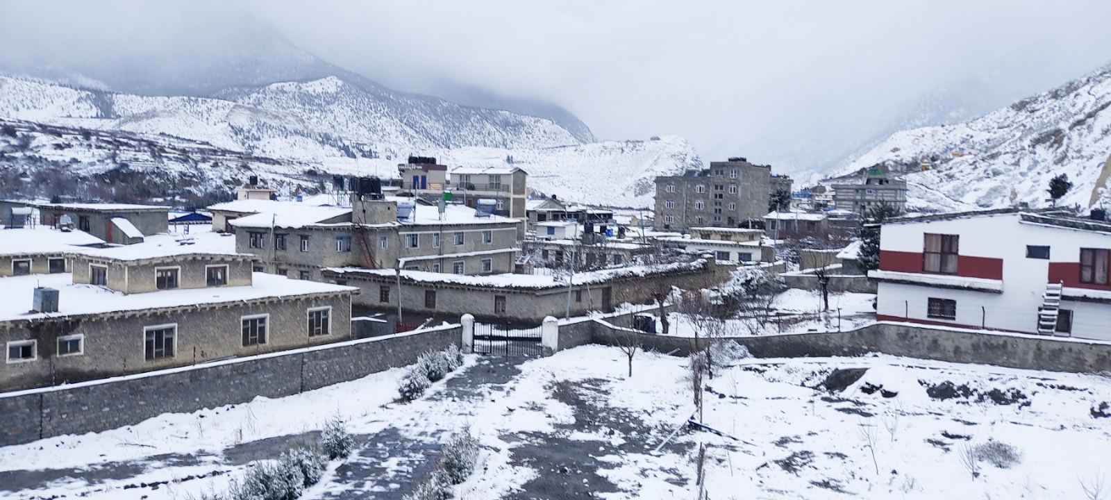 देशभर हिमपात- मुस्ताङमा परेकाे हिउँ (फाेटाे फिचर)